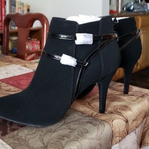 NWT Me Too Bootie Heels